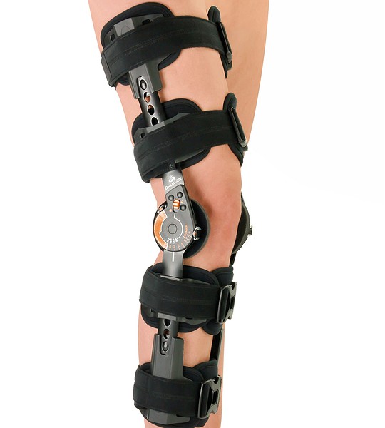 Усиленный коленный ортез с регулируемым шарниром